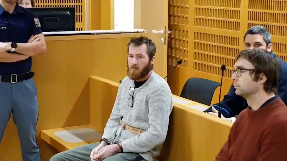 Koupil si marihuanu a zašel si na striptýz. Nebezpečný vrah kvůli útěkům z Bohnic stanul před soudem